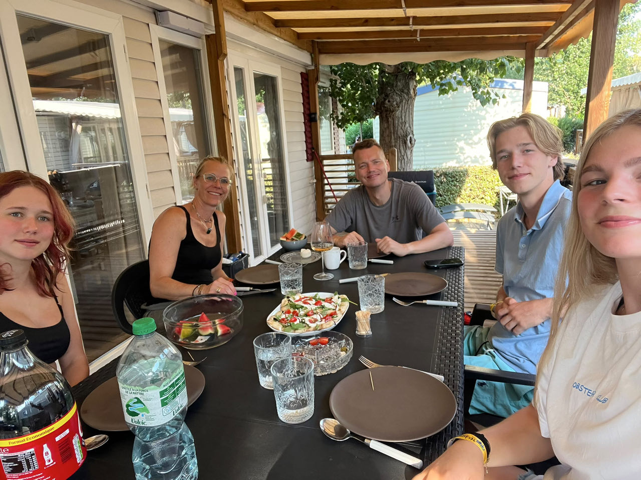 Beeld 3 bij 4 uur file en brave pubers